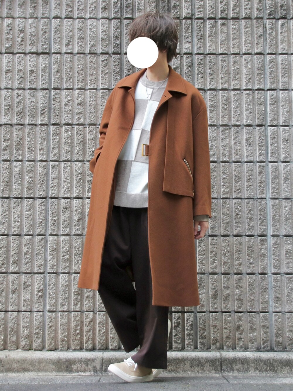 ブラウン系のステンカラーコート、ブラウン系のその他パンツ、ベージュ系のスニーカーを着用したメンズの秋コーディネートの2枚目の写真