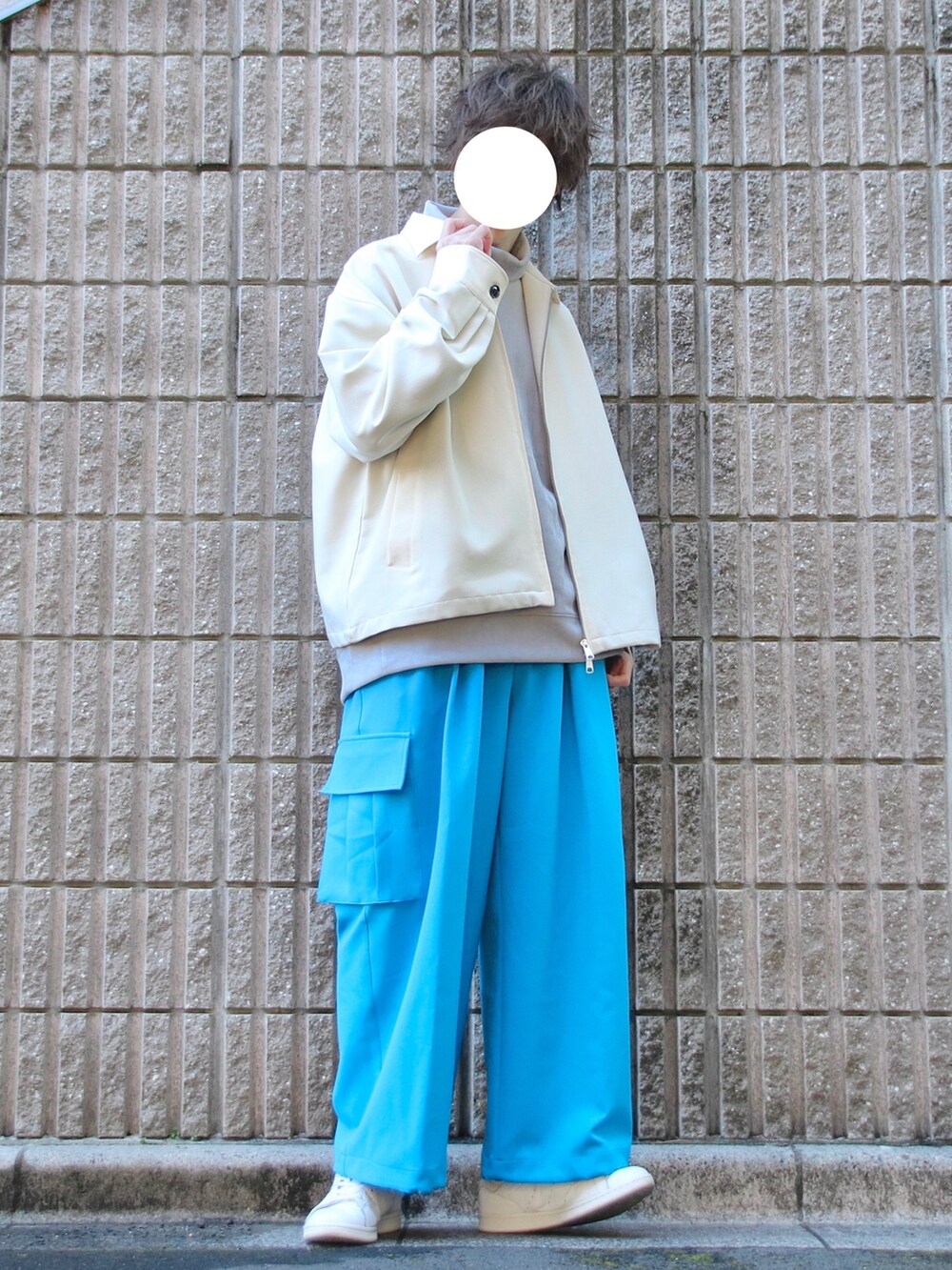 ブルー系のカーゴパンツ、ホワイト系のブルゾン、グレー系のスウェットを着用したメンズの冬コーディネートの2枚目の写真