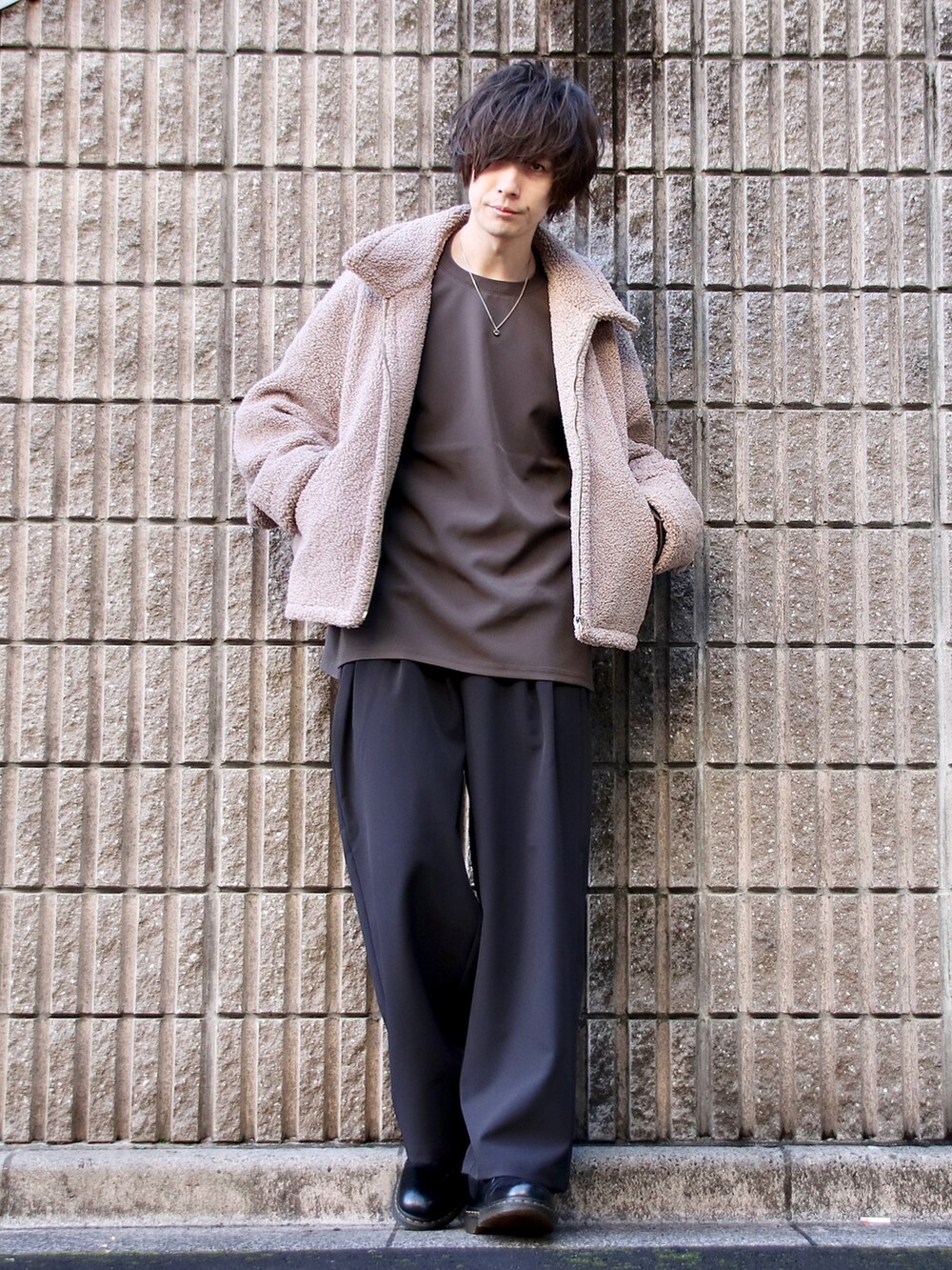 ブラウン系のTシャツ/カットソー、ベージュ系のブルゾン、グレー系のスラックスを着用したメンズの冬コーディネートの3枚目の写真