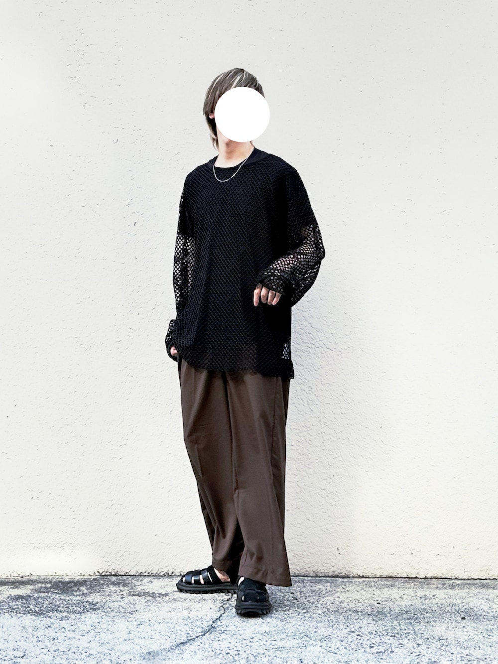 ブラック系のTシャツ/カットソー、ブラウン系のブルゾン、ブラック系のサンダルを着用したメンズの夏コーディネートの3枚目の写真