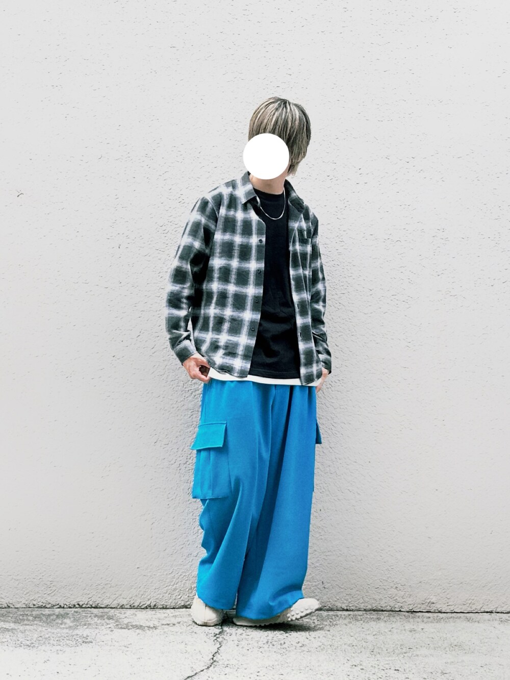 ブラック系のシャツ/ブラウス、ブルー系のカーゴパンツ、ホワイト系のスニーカーを着用したメンズの秋コーディネートの2枚目の写真