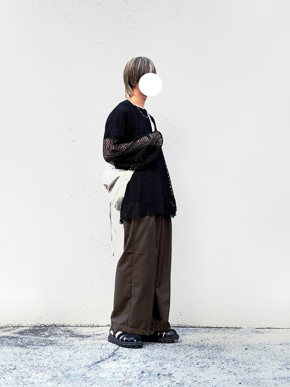 ブラック系のTシャツ/カットソー、ブラウン系のブルゾン、ブラック系のサンダルを着用したメンズの夏コーディネートの2枚目の写真