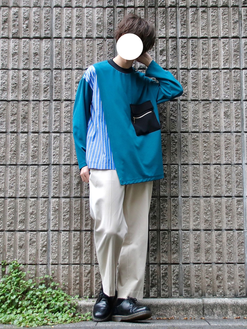 グリーン系のTシャツ/カットソー、ホワイト系のスラックス、ブラック系のドレスシューズを着用したメンズの秋コーディネートの3枚目の写真