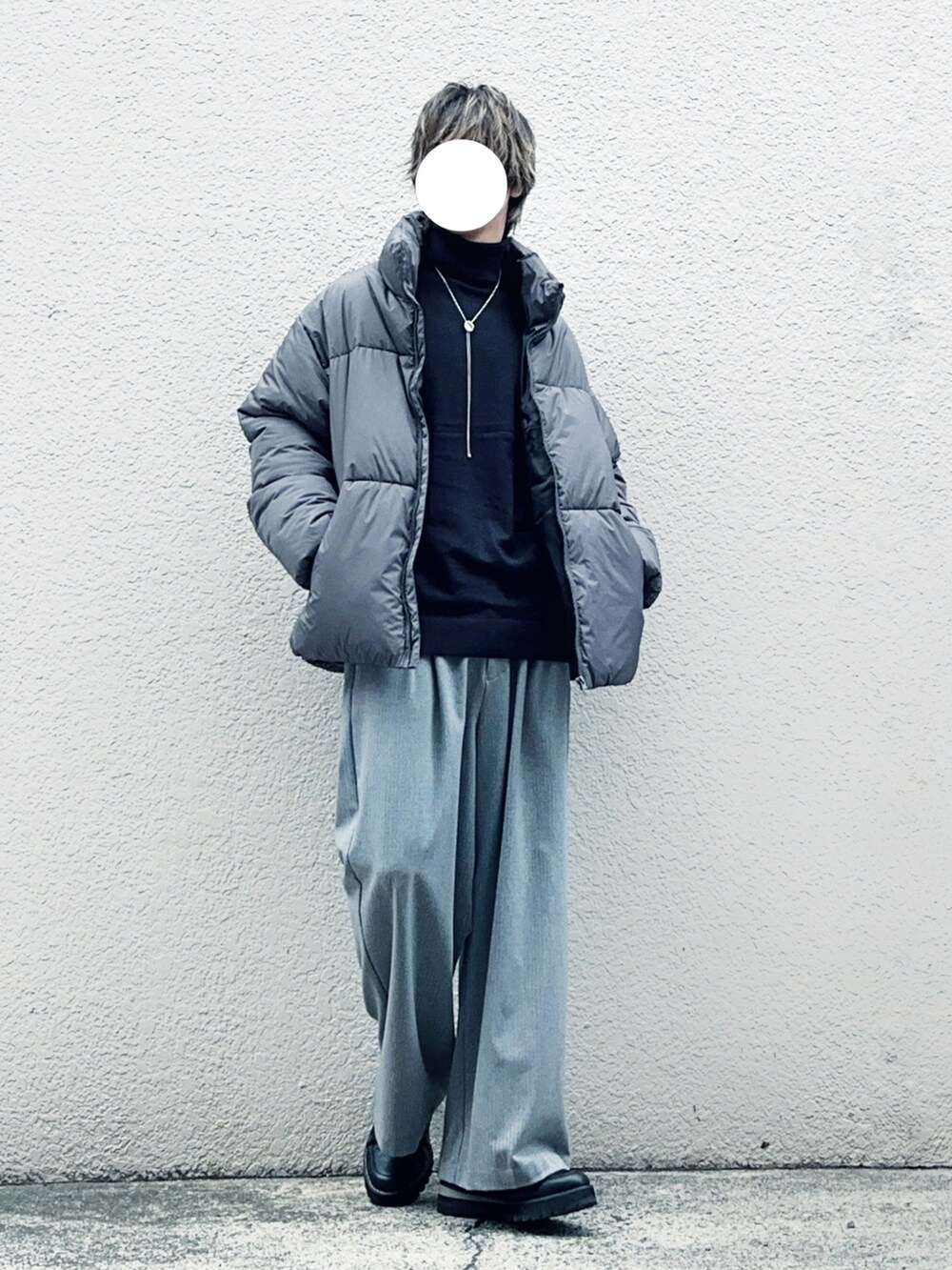 グレー系のダウンジャケット/コート、ブラック系のニット/セーター、グレー系のその他パンツを着用したメンズの秋コーディネートの2枚目の写真