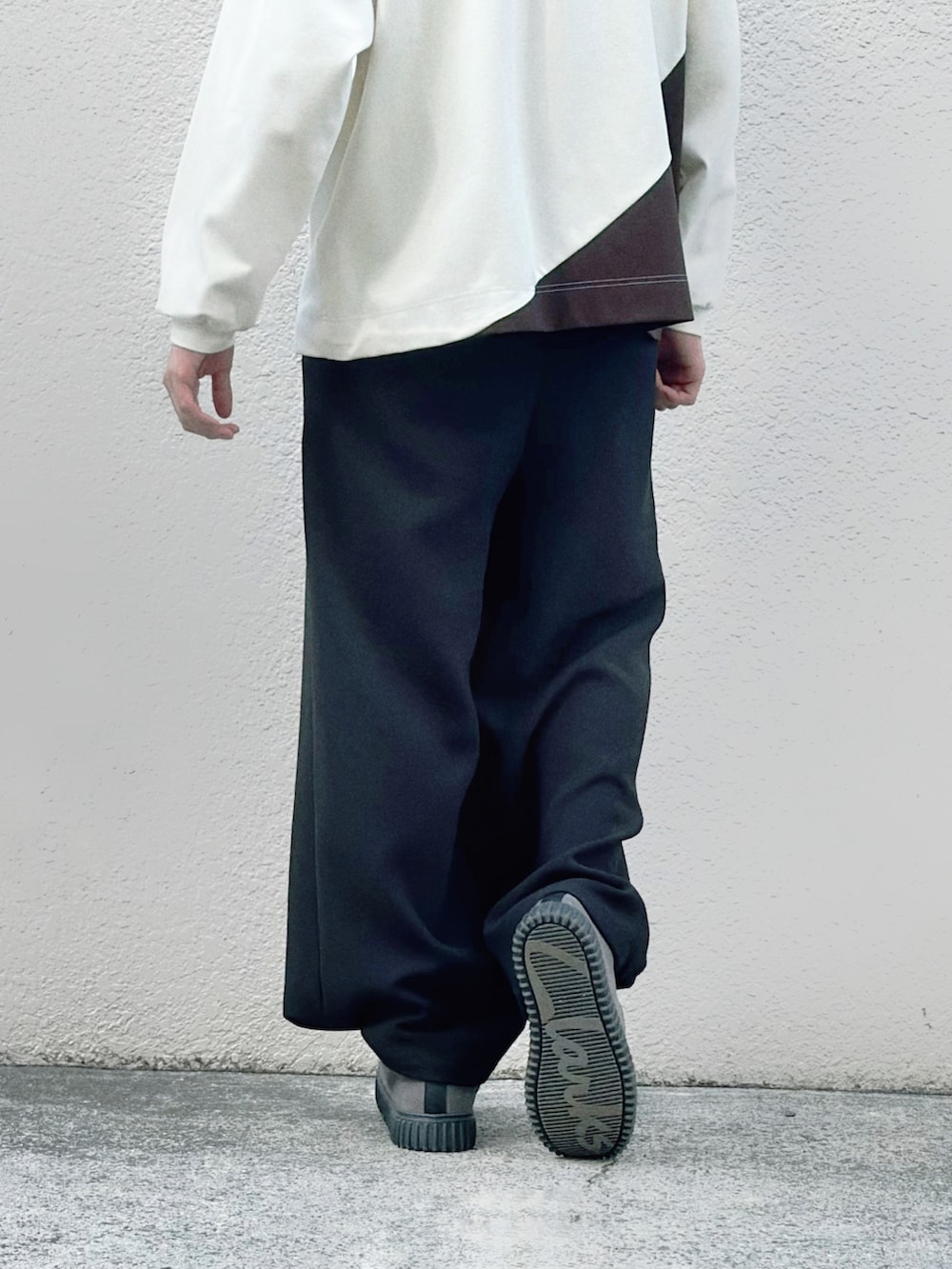 「PR、クラークス、clarks、ジャケット、秋コーデ、GU、ワイドパンツ、きれいめカジュアル、シンプルコーデ」｜「ClarksのTorhill Hi / トーヒルハイ （ダークグレースエード）（モカシン/デッキシューズ、グレー系）」を使った、桜江しゅう さん（メンズ・180cm）の秋コーディネートの3枚目の写真