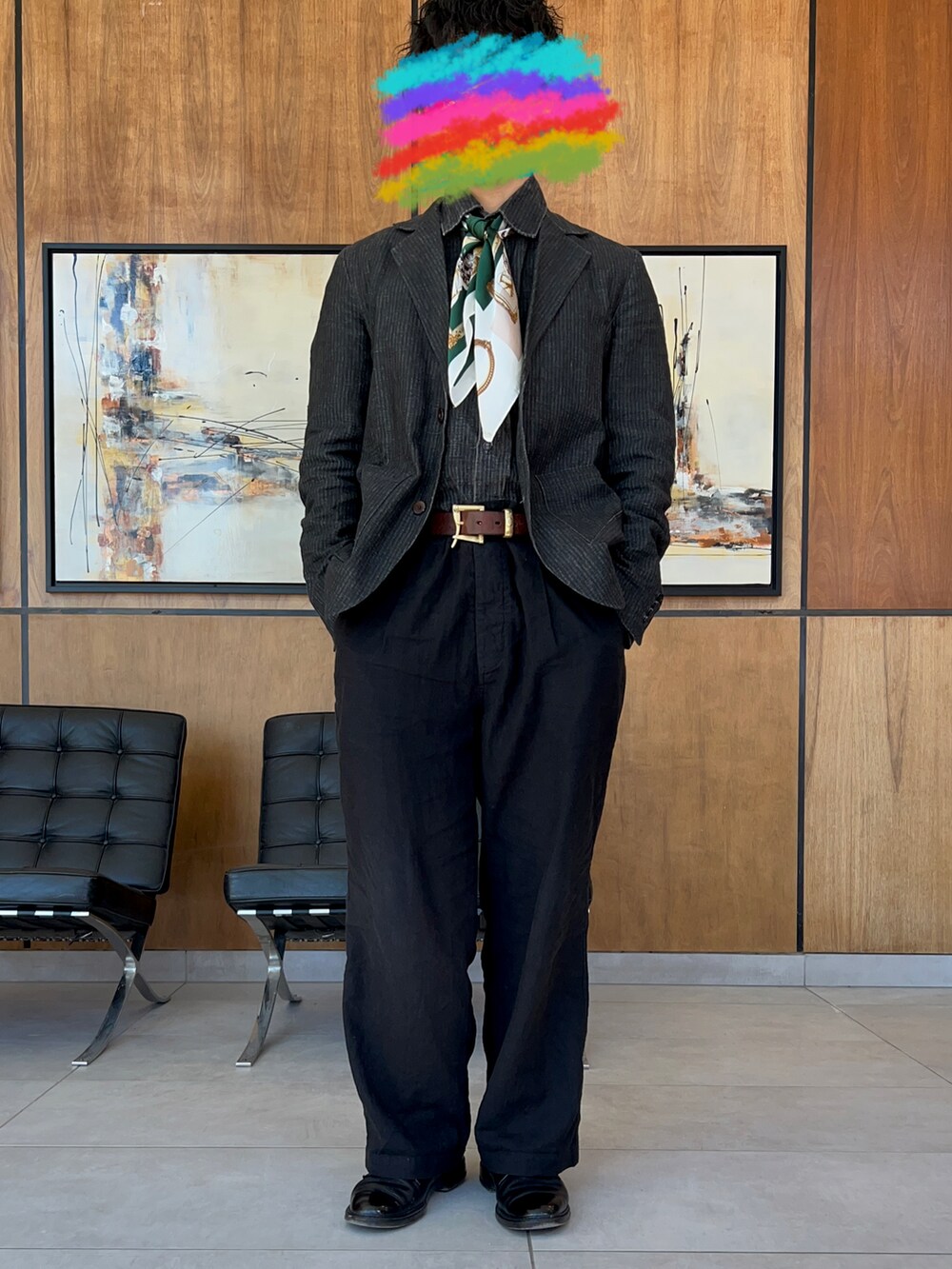 ブラック系のパンツ、ブラック系のジャケット/アウターを着用したメンズの春コーディネートの2枚目の写真