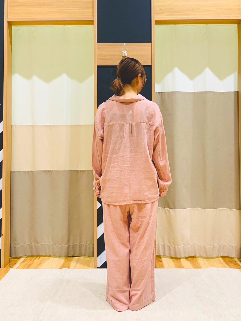 ピンク系のパンツ、ピンク系のシャツ/ブラウスを着用したレディースの秋コーディネートの2枚目の写真