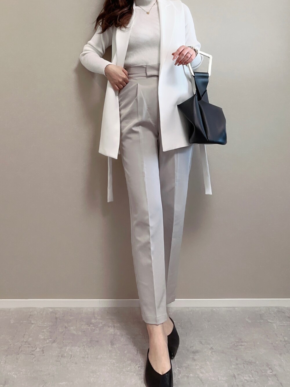 ブラック系のサンダル、グレー系のその他パンツ、ブラック系のハンドバッグを着用したレディースの春コーディネートの2枚目の写真