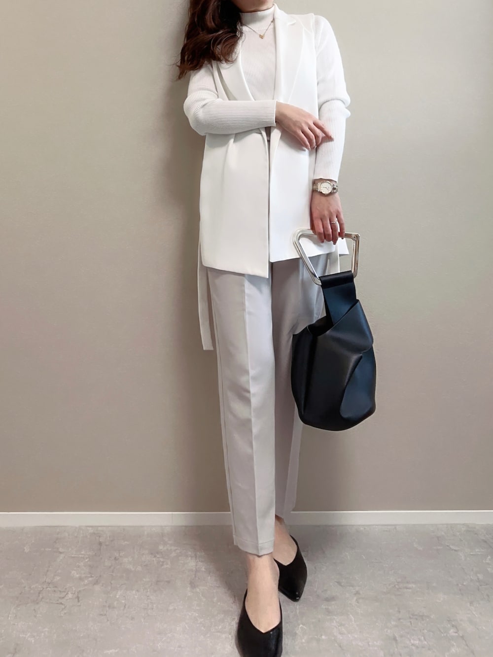 ブラック系のサンダル、グレー系のその他パンツ、ブラック系のハンドバッグを着用したレディースの春コーディネートの4枚目の写真
