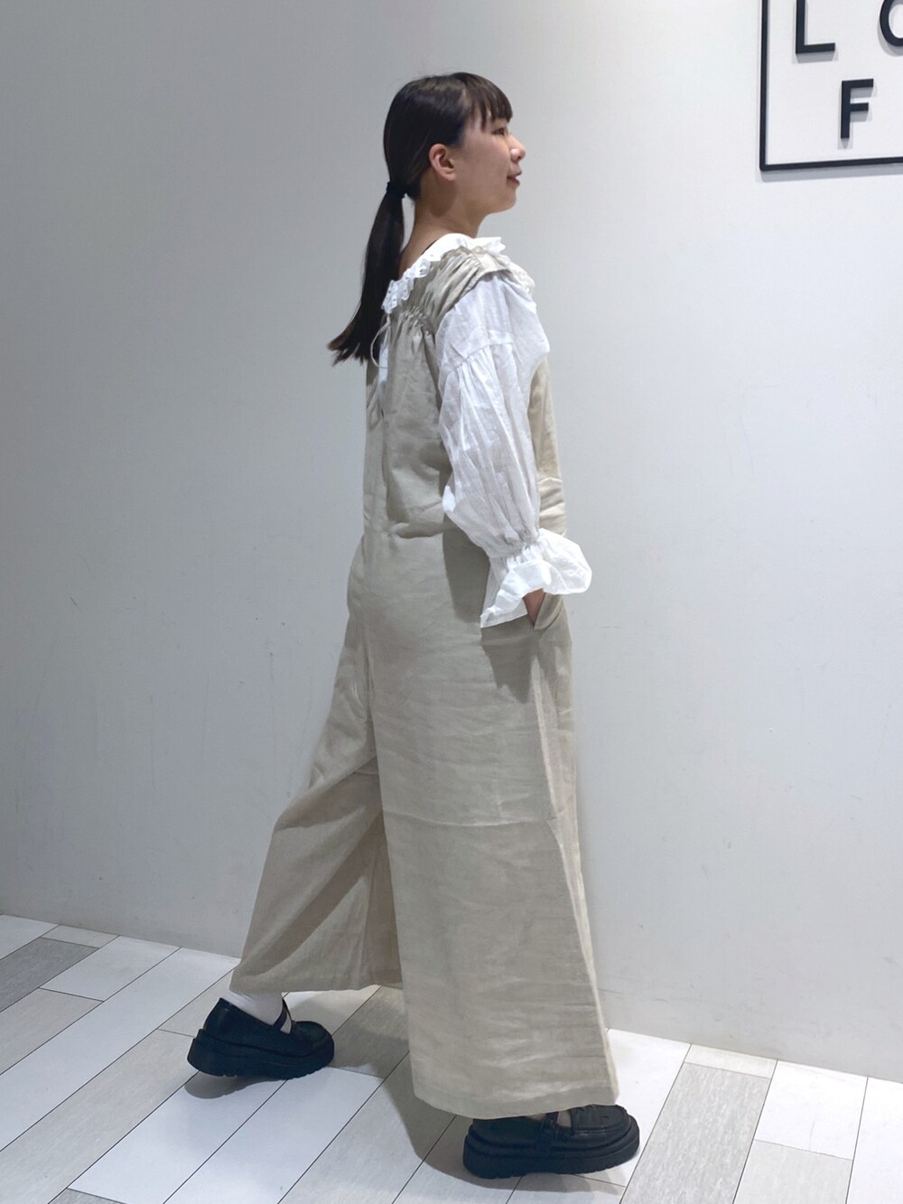 「wcloset、ダブルクローゼット、wclo_snap、襟フリル、襟付きトップス、オールインワン、バックリボン、パンツ、厚底、厚底ローファー、カジュアル、カジュアルコーデ、カジュアルガーリー」｜「w closetのバックオープンオールインワン（サロペット/オーバーオール、ベージュ系）」を使った、ななかさん（レディース・161cm）の春コーディネートの2枚目の写真