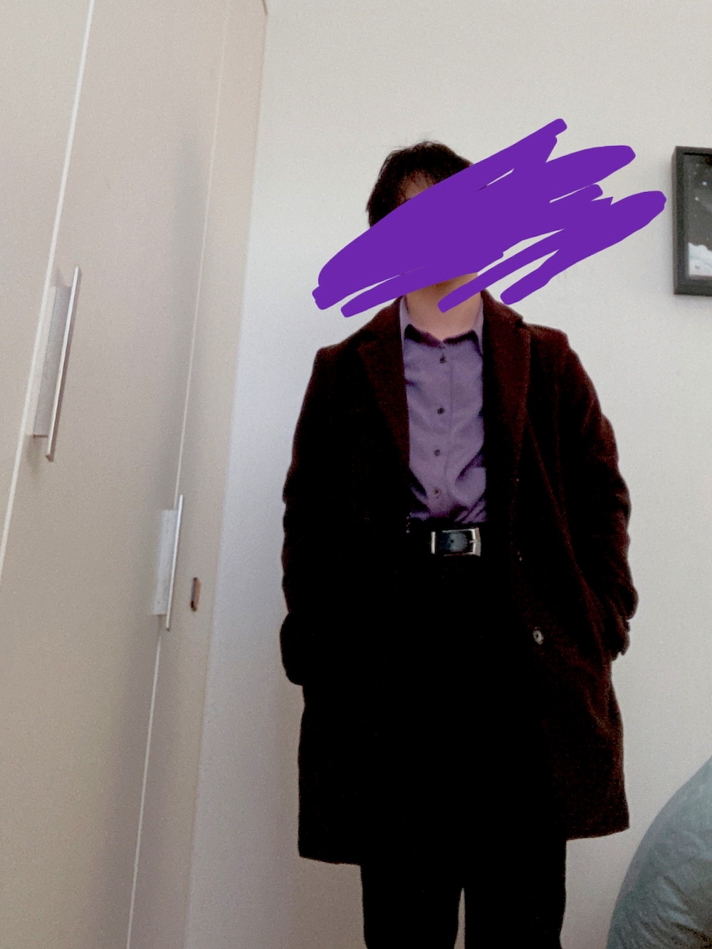 パープル系のシャツ/ブラウス、ブラック系のスウェットパンツ、ブラック系のサロペット/オーバーオールを着用したメンズの冬コーディネートの2枚目の写真