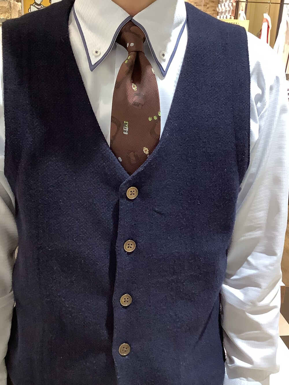 ブルー系のビジネスシャツ、ブルー系のベストを着用したメンズの冬コーディネートの2枚目の写真