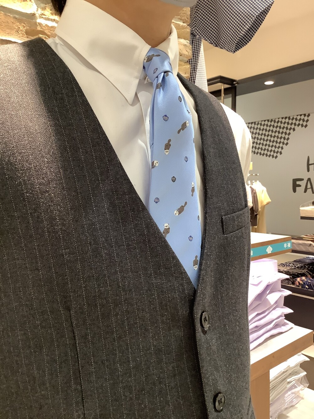 ホワイト系のビジネスシャツを着用したメンズの春コーディネートの2枚目の写真