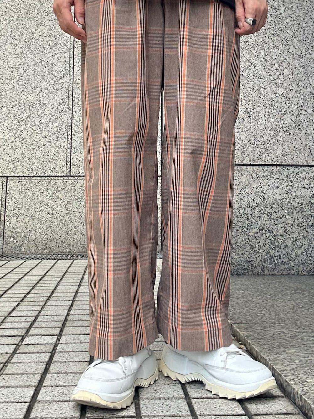 「30代メンズファッション、重ね着ベストシーズン、秋コーデ、シンプルコーデ、レイヤードスタイル、ニット帽、ビーニー、メガネ男子、ナイロンベスト、ベスト、スウェット、チェック、スラックス、ワイドパンツ、スニーカー」｜「Basiquentiのアクリルコットン ショート ロールワッチ / ニット帽 / ワッチ（ニットキャップ/ビーニー、ブラック系）」を使った、kimamaniさん（メンズ・175cm）の秋コーディネートの4枚目の写真