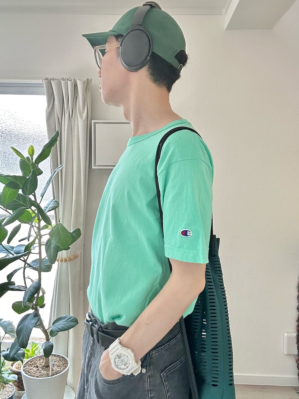 「夏コーデ、シンプルコーデ、グリーン、Tシャツ、デニム、ブラックデニム、バルーンパンツ、キャップ、ナップサック、メガネ男子、スニーカー、ヘッドホン、お出かけコーデ、休日スタイル」｜「adidasのスーパースター [Superstar]  / アディダスオリジナルス adidas Originals スニーカー（スニーカー、ブラック系）」を使った、kimamaniさん（骨格ナチュラル・メンズ・175cm）の夏コーディネートの4枚目の写真