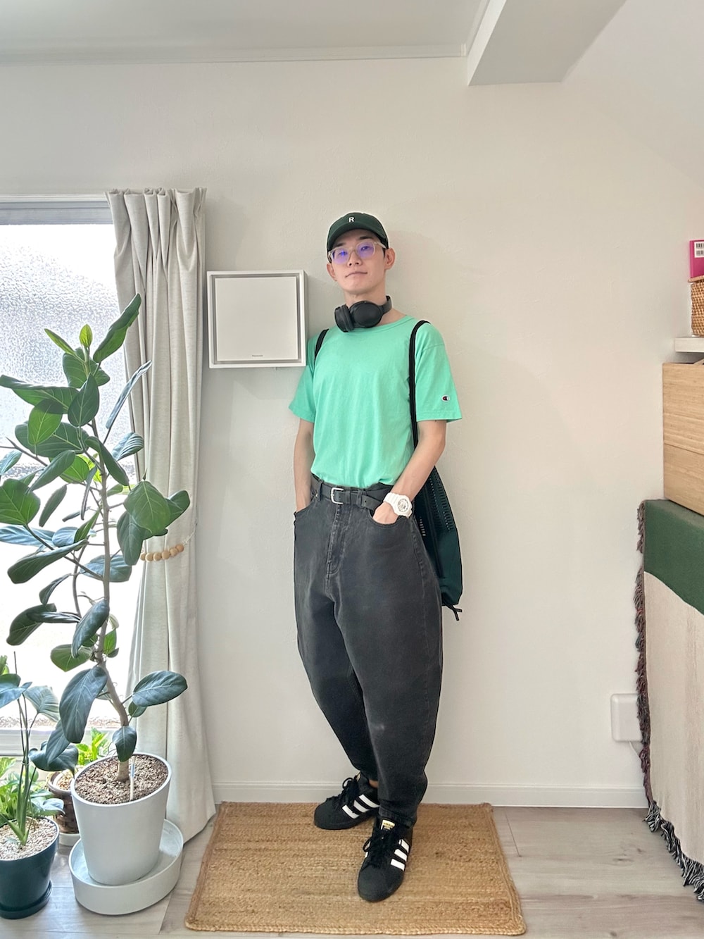 「夏コーデ、シンプルコーデ、グリーン、Tシャツ、デニム、ブラックデニム、バルーンパンツ、キャップ、ナップサック、メガネ男子、スニーカー、ヘッドホン、お出かけコーデ、休日スタイル」｜「adidasのスーパースター [Superstar]  / アディダスオリジナルス adidas Originals スニーカー（スニーカー、ブラック系）」を使った、kimamaniさん（骨格ナチュラル・メンズ・175cm）の夏コーディネートの2枚目の写真