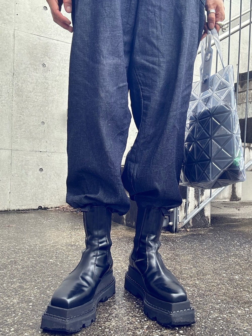 「30代メンズファッション、夏コーデ、雨の日コーデ、シンプルコーデ、夏だ！Tシャツ着よう！、麦わら帽子、白Tシャツ、Tシャツ、オーバーオール、サロペット、ブーツ、ブーツイン、BAO BAO ISSEY MIYAKE、maisonspecial、CONFECT」｜「MAISON SPECIALの《ユニセックスアイテム》カラーブロックニットリブプライムオーバークルーネックTシャツ【MAISON SPECIAL/メゾンスペシャル】（Tシャツ/カットソー、ホワイト系）」を使った、kimamaniさん（メンズ・175cm）の夏コーディネートの4枚目の写真