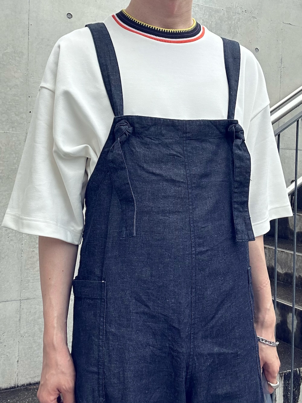 「30代メンズファッション、夏コーデ、雨の日コーデ、シンプルコーデ、夏だ！Tシャツ着よう！、麦わら帽子、白Tシャツ、Tシャツ、オーバーオール、サロペット、ブーツ、ブーツイン、BAO BAO ISSEY MIYAKE、maisonspecial、CONFECT」｜「MAISON SPECIALの《ユニセックスアイテム》カラーブロックニットリブプライムオーバークルーネックTシャツ【MAISON SPECIAL/メゾンスペシャル】（Tシャツ/カットソー、ホワイト系）」を使った、kimamaniさん（メンズ・175cm）の夏コーディネートの2枚目の写真