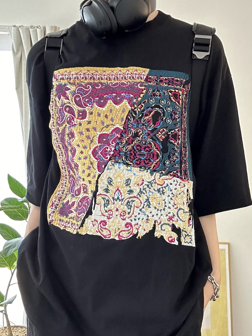 ブラック系のバックパック/リュック、ブラック系のTシャツ/カットソー、ブラック系のその他パンツを着用したメンズの夏コーディネートの3枚目の写真