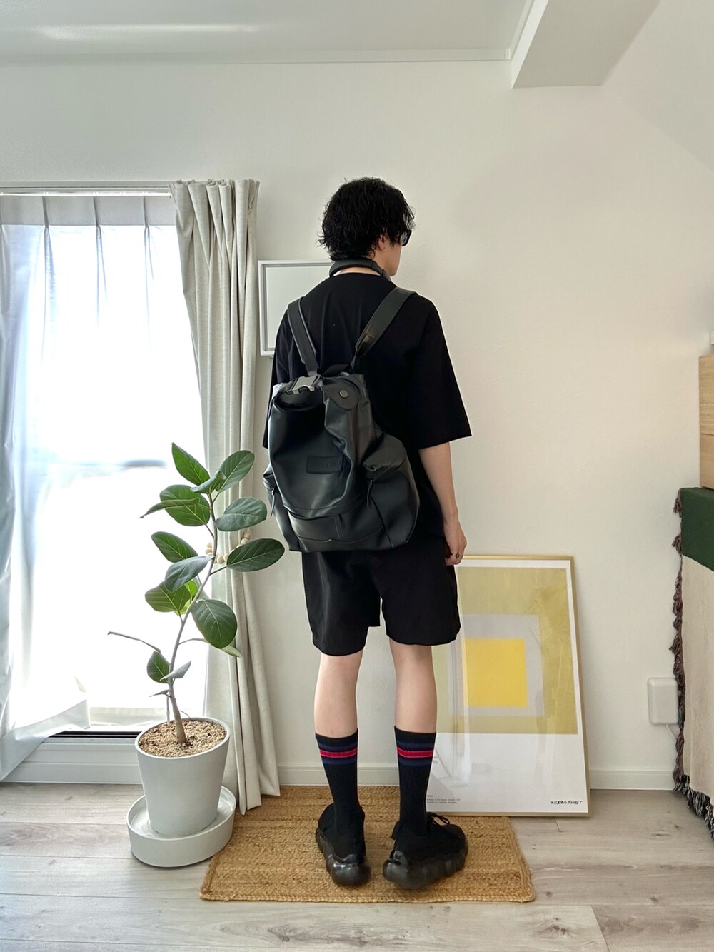 ブラック系のバックパック/リュック、ブラック系のTシャツ/カットソー、ブラック系のその他パンツを着用したメンズの夏コーディネートの2枚目の写真