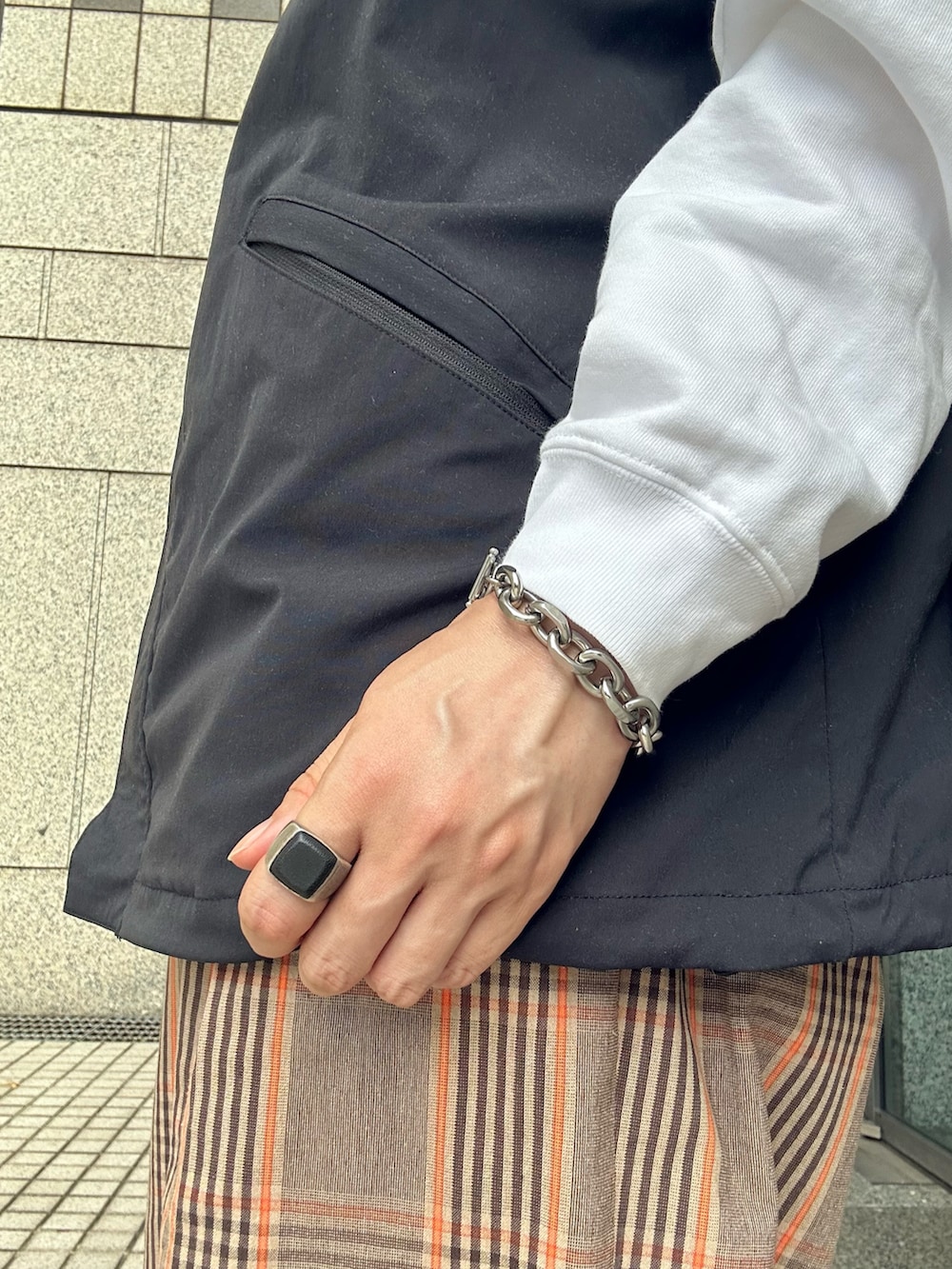 「30代メンズファッション、重ね着ベストシーズン、秋コーデ、シンプルコーデ、レイヤードスタイル、ニット帽、ビーニー、メガネ男子、ナイロンベスト、ベスト、スウェット、チェック、スラックス、ワイドパンツ、スニーカー」｜「Basiquentiのアクリルコットン ショート ロールワッチ / ニット帽 / ワッチ（ニットキャップ/ビーニー、ブラック系）」を使った、kimamaniさん（メンズ・175cm）の秋コーディネートの3枚目の写真