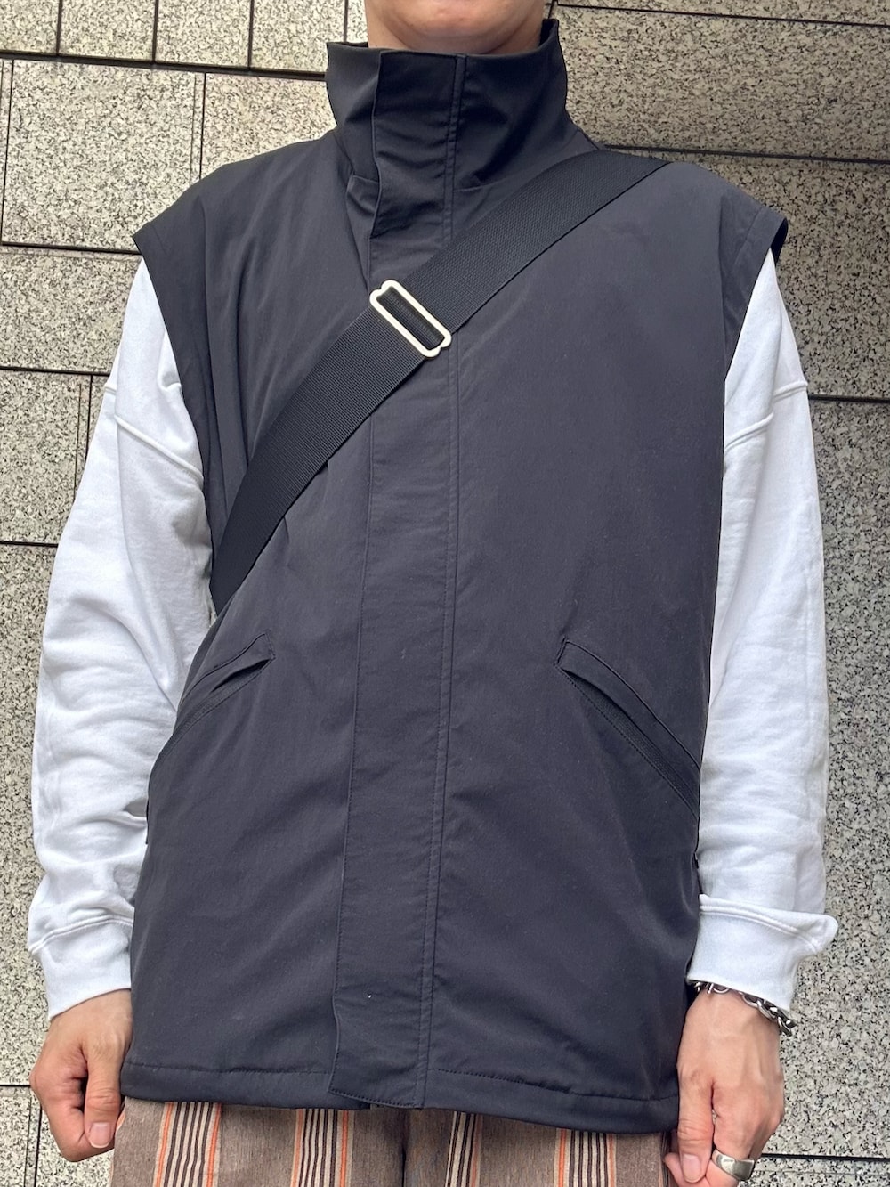 「30代メンズファッション、重ね着ベストシーズン、秋コーデ、シンプルコーデ、レイヤードスタイル、ニット帽、ビーニー、メガネ男子、ナイロンベスト、ベスト、スウェット、チェック、スラックス、ワイドパンツ、スニーカー」｜「Basiquentiのアクリルコットン ショート ロールワッチ / ニット帽 / ワッチ（ニットキャップ/ビーニー、ブラック系）」を使った、kimamaniさん（メンズ・175cm）の秋コーディネートの2枚目の写真