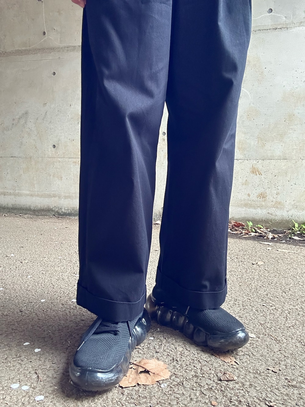 ブルー系のデニムジャケット、ホワイト系のショルダーバッグ、イエロー系のニット/セーターを着用したメンズの春コーディネートの3枚目の写真