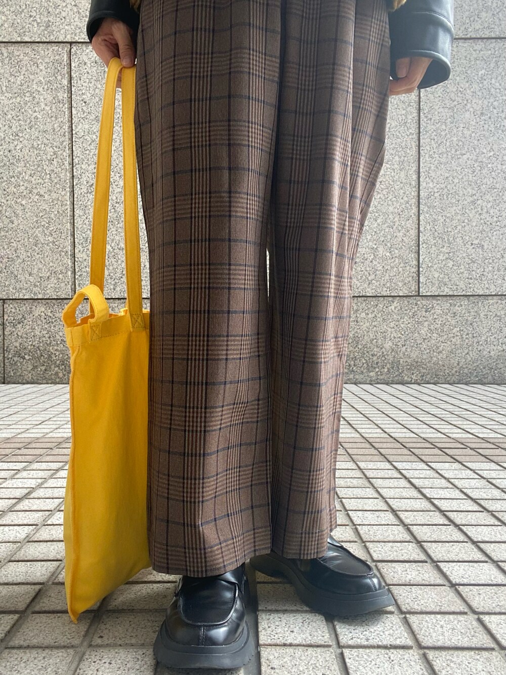 「30代メンズファッション、秋コーデ、シンプルコーデ、レイヤードスタイル、アウターONアウター、ブラウン、レザージャケット、H&M、ファーベスト、WEGO、白シャツ、チェックパンツ、ローファー、トートバッグ、イエロー」｜「WEGOのアイテム（ジャケット/アウター、ベージュ系）」を使った、kimamaniさん（メンズ・175cm）の秋コーディネートの3枚目の写真