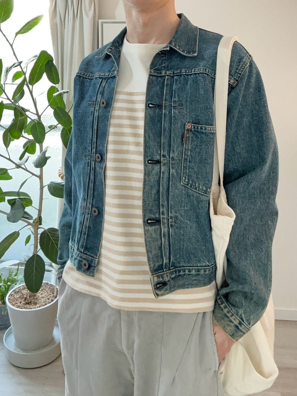 グレー系のスウェットパンツ、グレー系のスニーカー、ベージュ系のTシャツ/カットソーを着用したメンズの秋コーディネートの4枚目の写真