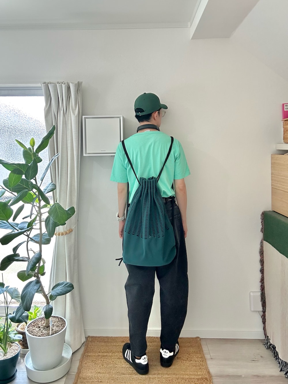 「夏コーデ、シンプルコーデ、グリーン、Tシャツ、デニム、ブラックデニム、バルーンパンツ、キャップ、ナップサック、メガネ男子、スニーカー、ヘッドホン、お出かけコーデ、休日スタイル」｜「adidasのスーパースター [Superstar]  / アディダスオリジナルス adidas Originals スニーカー（スニーカー、ブラック系）」を使った、kimamaniさん（骨格ナチュラル・メンズ・175cm）の夏コーディネートの3枚目の写真