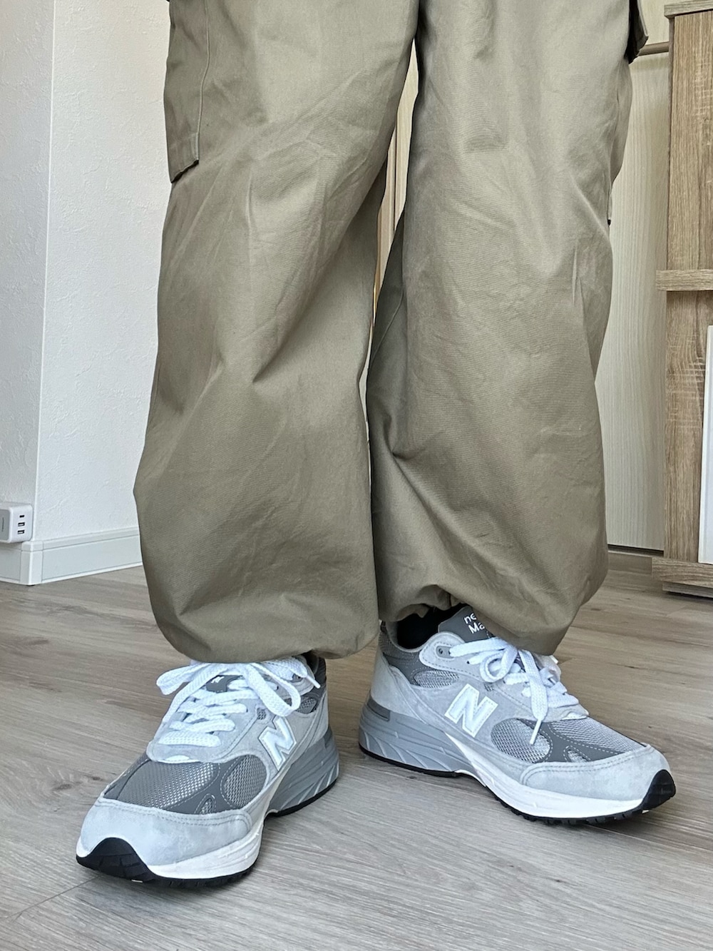 ブラック系のポロシャツ、ブラック系のバックパック/リュック、グリーン系のカーゴパンツを着用したメンズの夏コーディネートの3枚目の写真