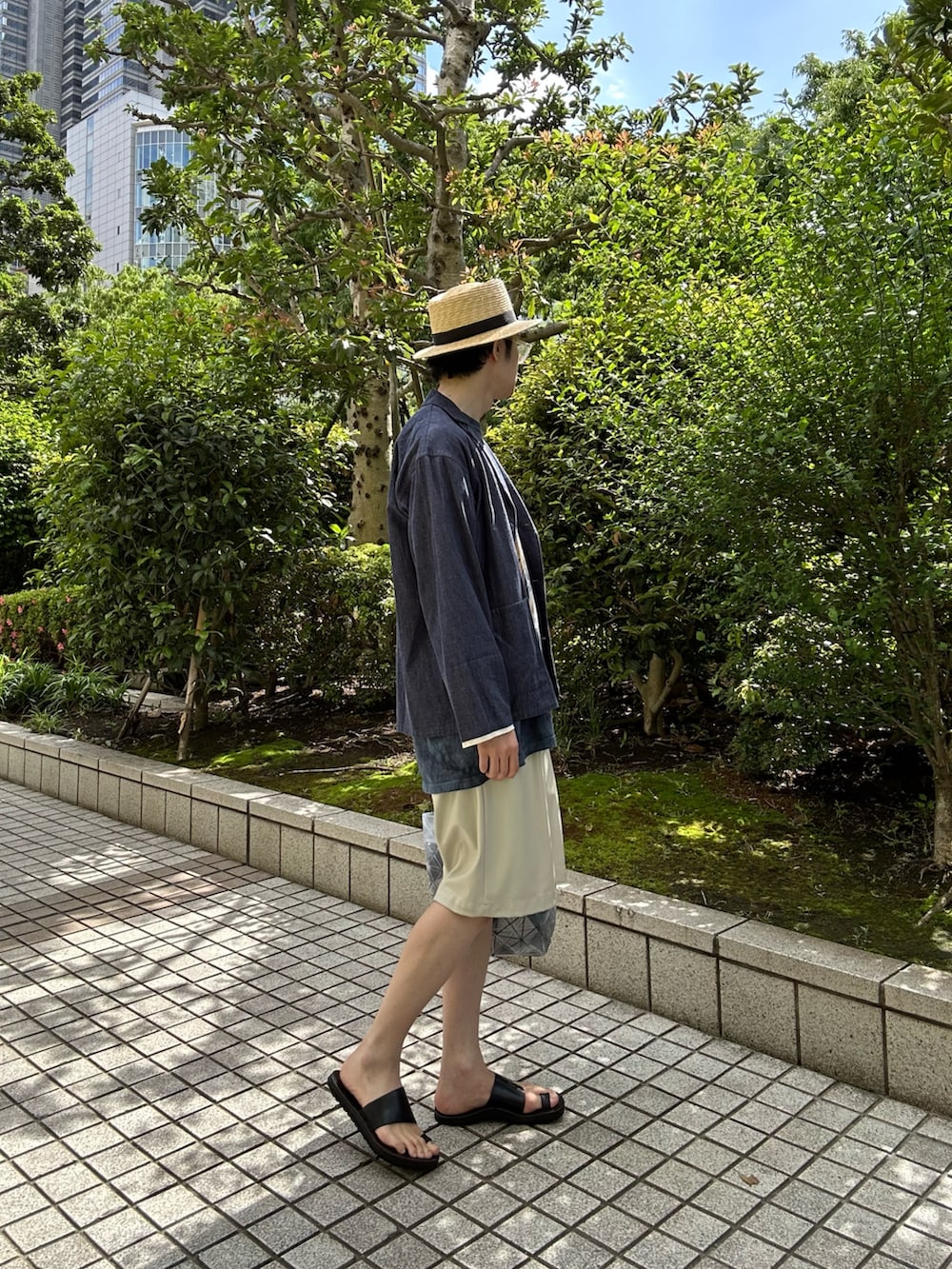 ブルー系のセットアップ、ブルー系のTシャツ/カットソー、ホワイト系のその他パンツを着用したメンズの春コーディネートの2枚目の写真