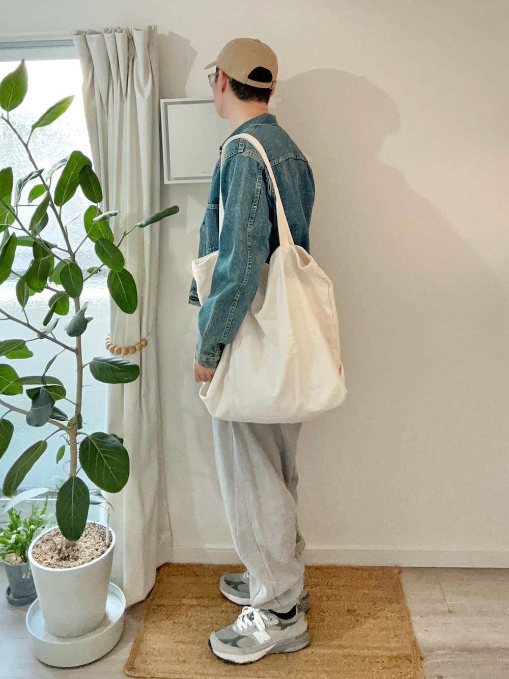 グレー系のスウェットパンツ、グレー系のスニーカー、ベージュ系のTシャツ/カットソーを着用したメンズの秋コーディネートの3枚目の写真