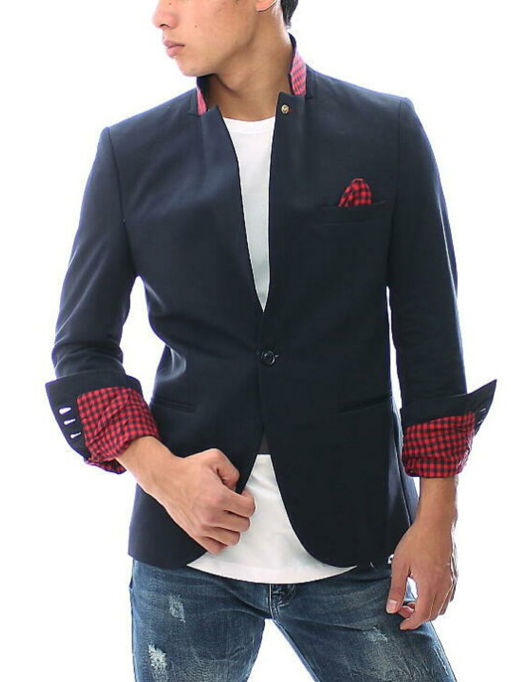 ブルー系のテーラードジャケットを着用したメンズの春コーディネートの2枚目の写真