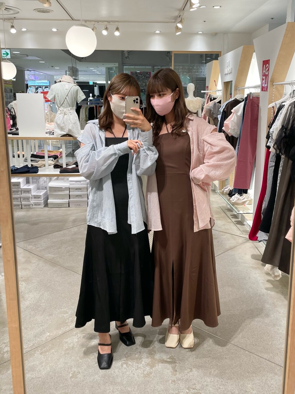 ブルー系のシャツ/ブラウス、ブラック系のワンピース、ブラウン系のワンピースを着用したレディースの夏コーディネートの3枚目の写真