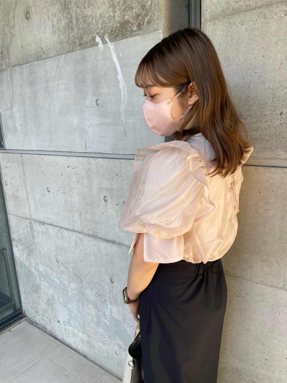 ブラック系のスカート、ブラック系のスカート、ホワイト系のショルダーバッグを着用したレディースの夏コーディネートの3枚目の写真