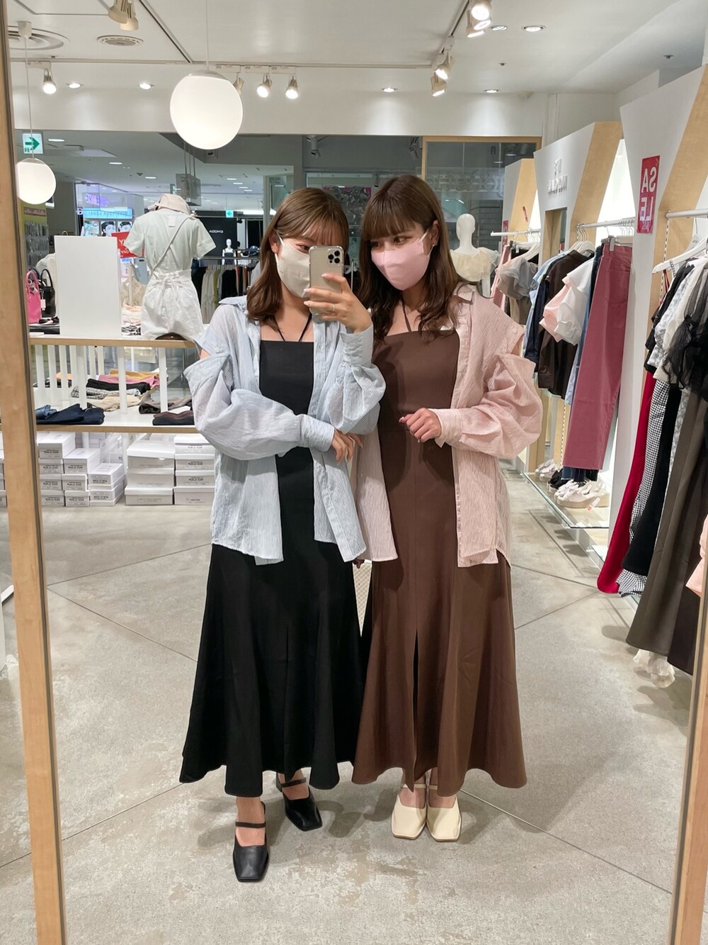 ブルー系のシャツ/ブラウス、ブラック系のワンピース、ブラウン系のワンピースを着用したレディースの夏コーディネートの2枚目の写真