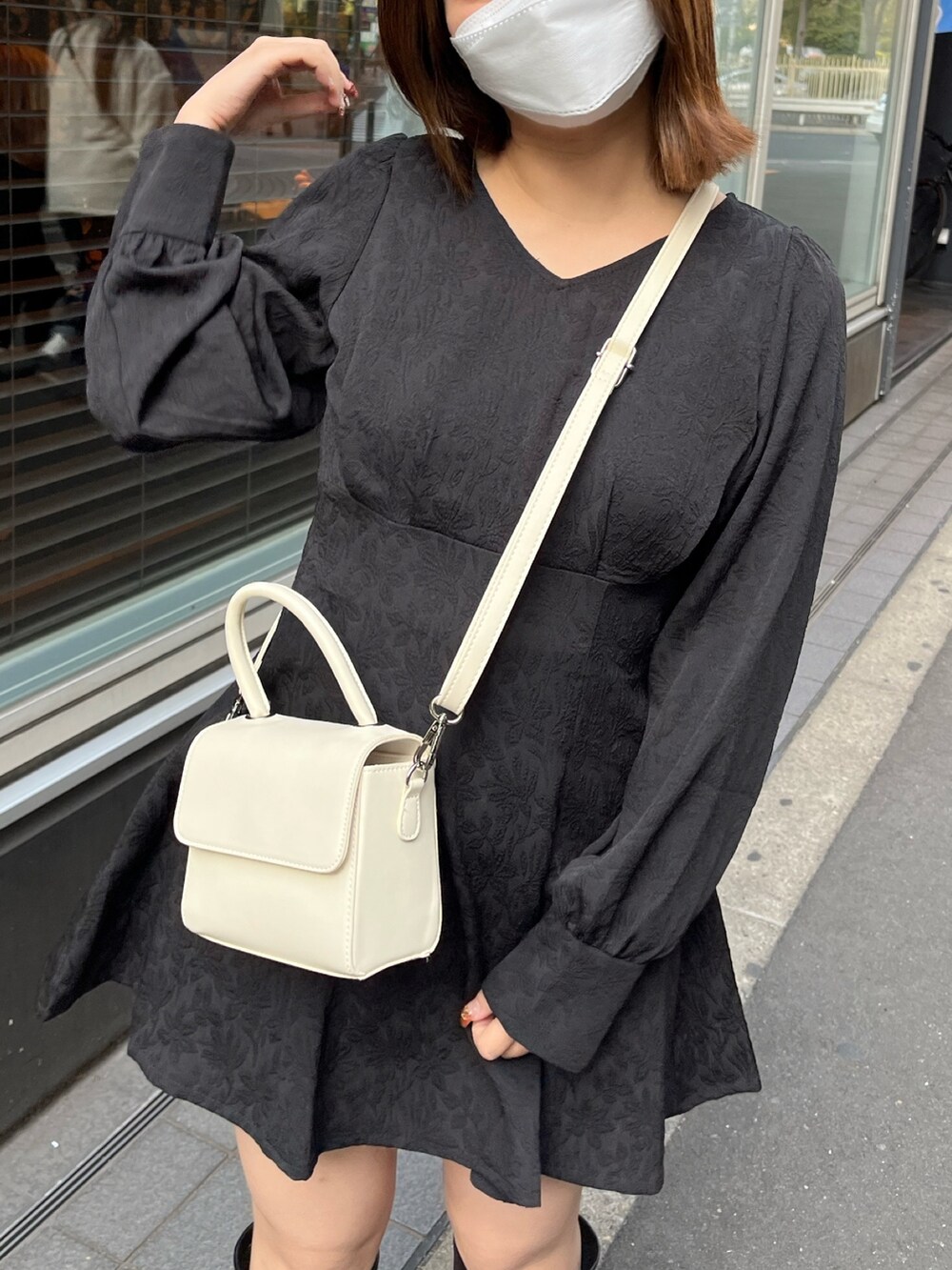 ブラック系のワンピースを着用したレディースの冬コーディネートの2枚目の写真