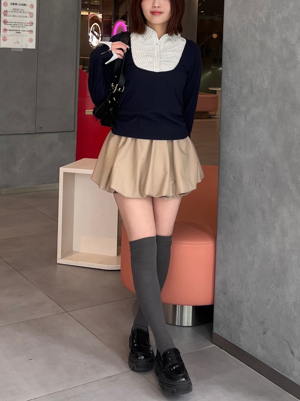 ブルー系のTシャツ/カットソー、ベージュ系のスカートを着用したレディースの春コーディネートの3枚目の写真