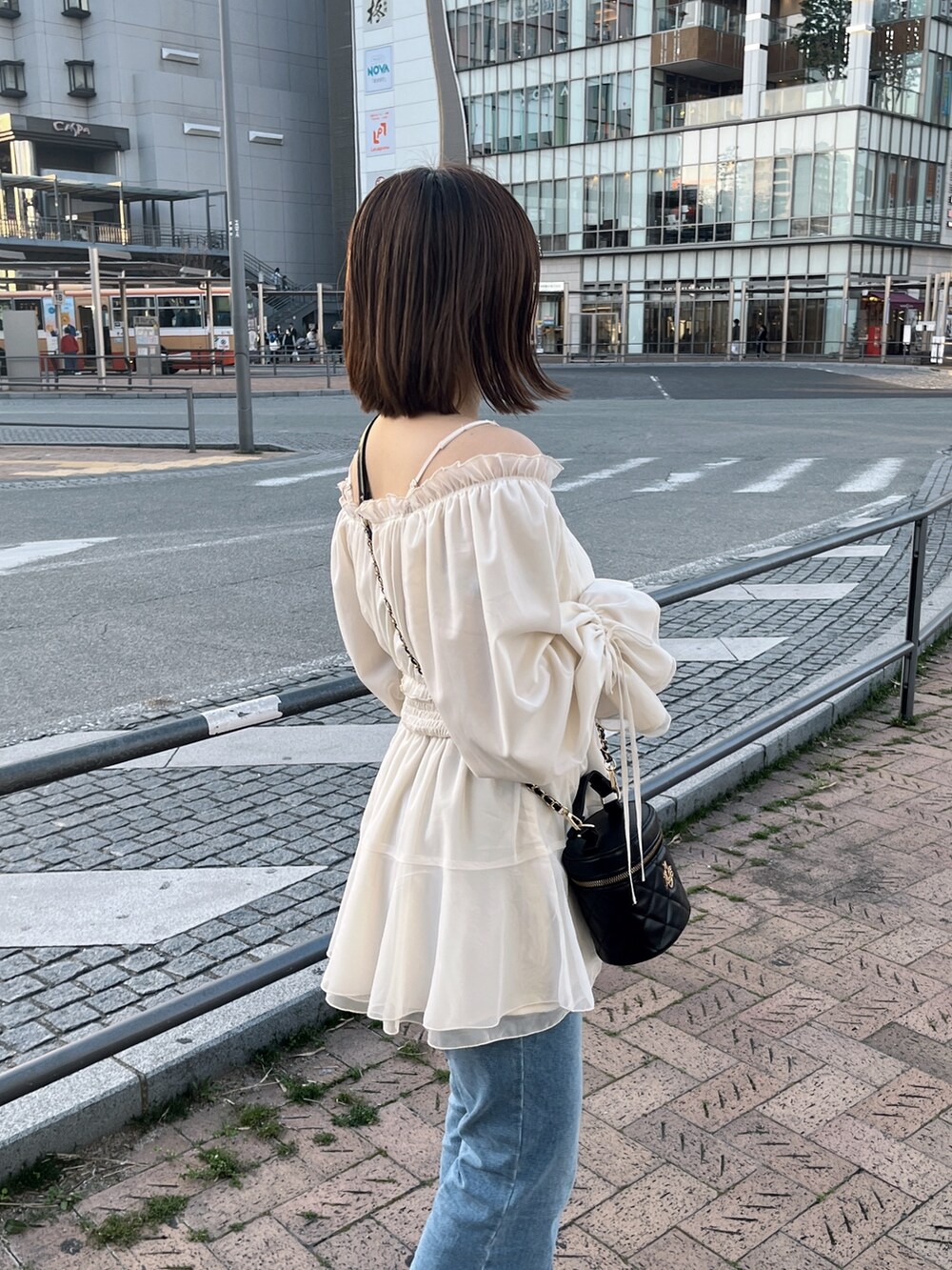 「デニム、チュニック、春服コーデ、フェミニン、春服、ブラウス、春のNewスタイル」｜「one after another NICE CLAUPの美脚ストレッチデニム（デニムパンツ、ブルー系）」を使った、いけだまいかさん（レディース・153cm）の春コーディネートの2枚目の写真