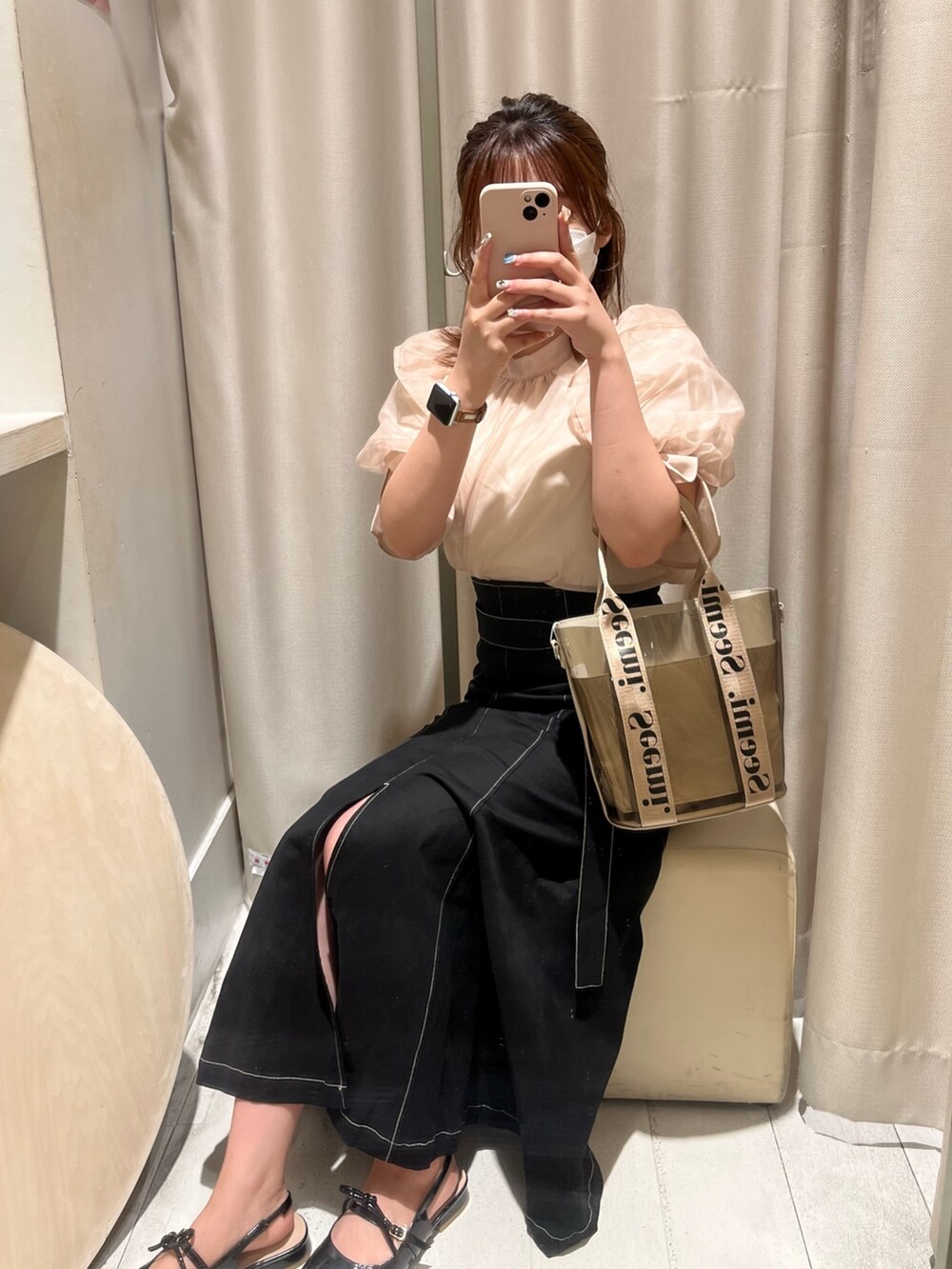 ホワイト系のショルダーバッグ、ブラック系のスカート、ベージュ系のシャツ/ブラウスを着用したレディースの夏コーディネートの2枚目の写真