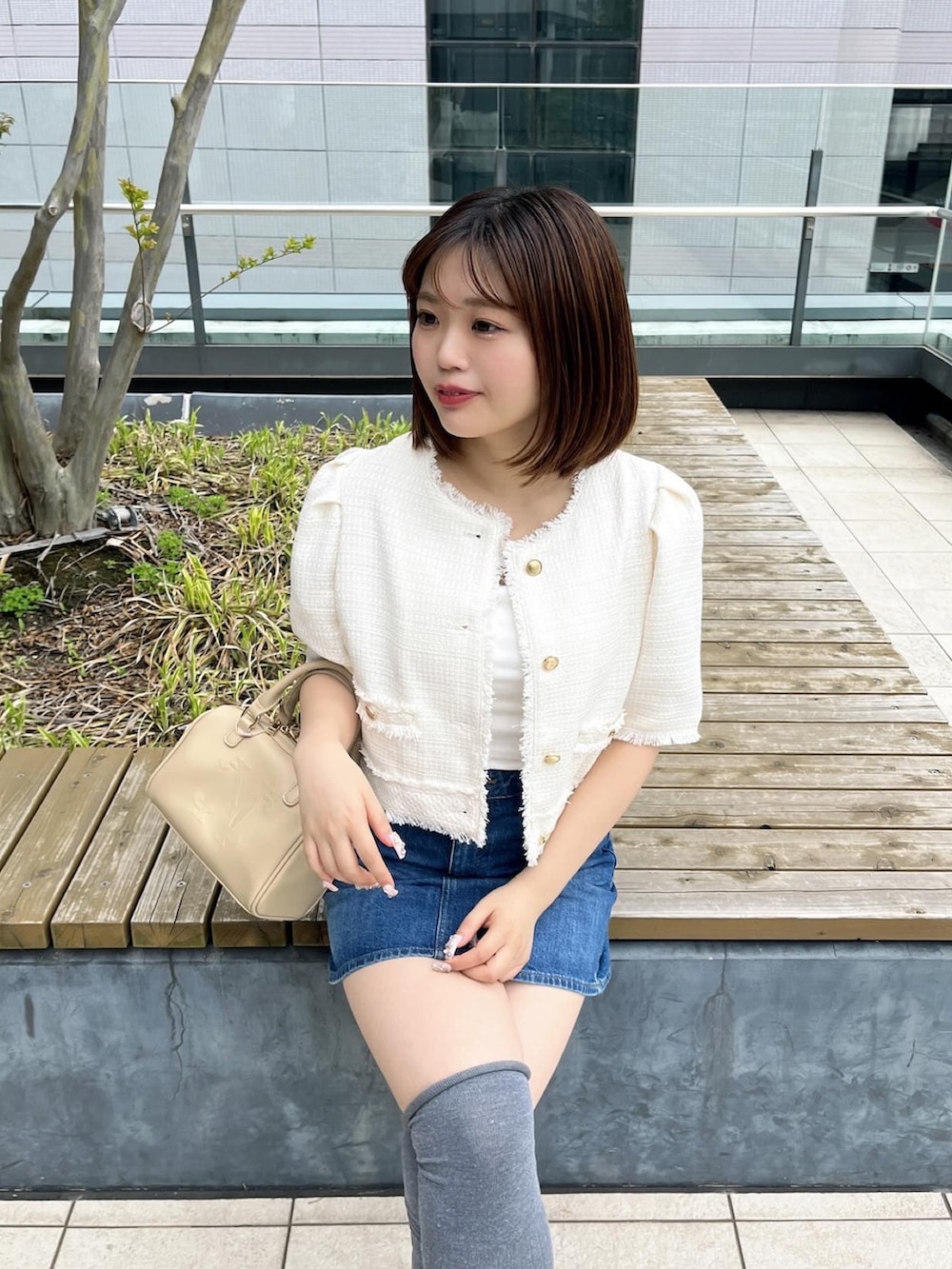 「春、おでかけコーデ、大人可愛い、オトナカワイイ、ツイードジャケット、ツイード、カジュアルガーリー」|「one after another NICE CLAUPの【人気シリーズ】半袖ツイードジャケット(ノーカラージャケット、ホワイト系)」を使った、いけだまいかさん(レディース・153cm)の春コーディネートの2枚目の写真