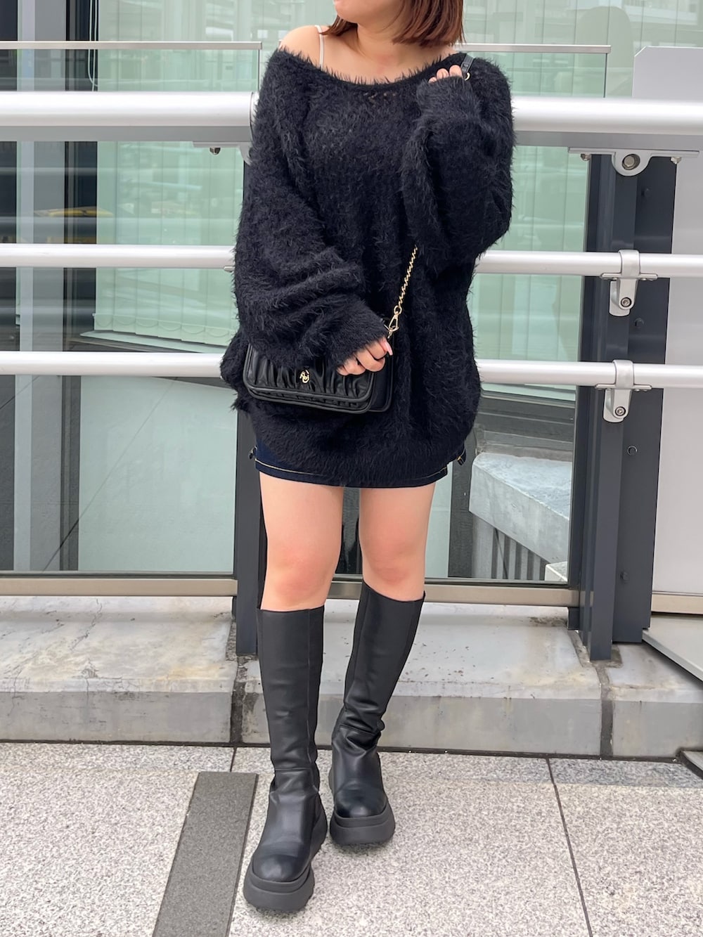 ブラック系のカーディガン/ボレロを着用したレディースの秋コーディネートの2枚目の写真