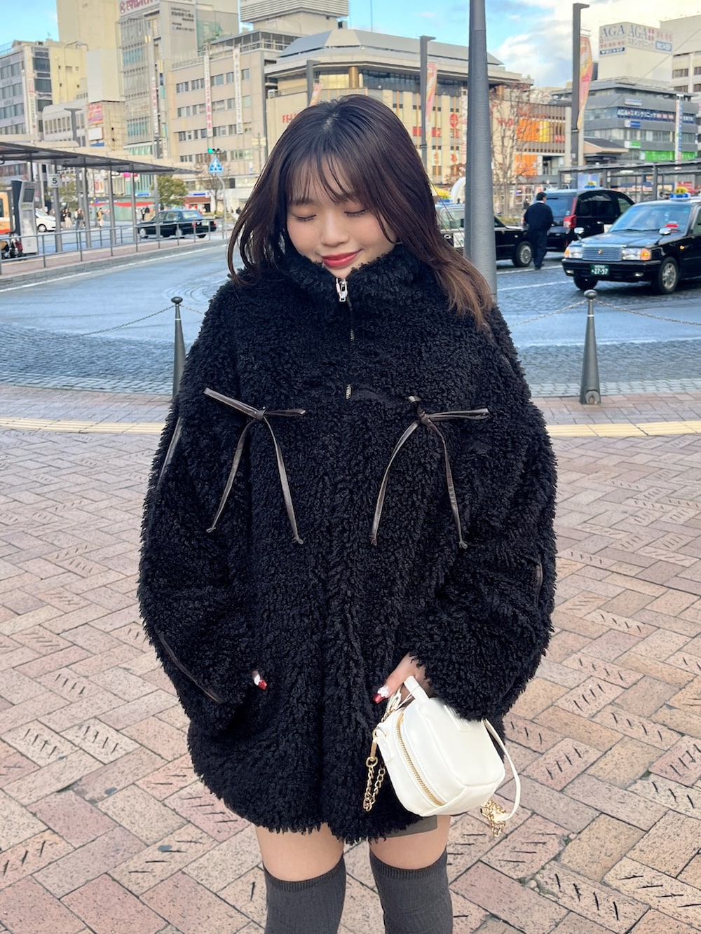 「冬コーデ、大人かわいい、あったかコーデ、冬のコーデ、低身長女子、大人可愛い、アウター、ボア」｜「one after another NICE CLAUPの【Holiday collection】リボン付きポインテッドストラップシューズ（パンプス、ブラック系）」を使った、いけだまいかさん（レディース・153cm）の冬コーディネートの2枚目の写真