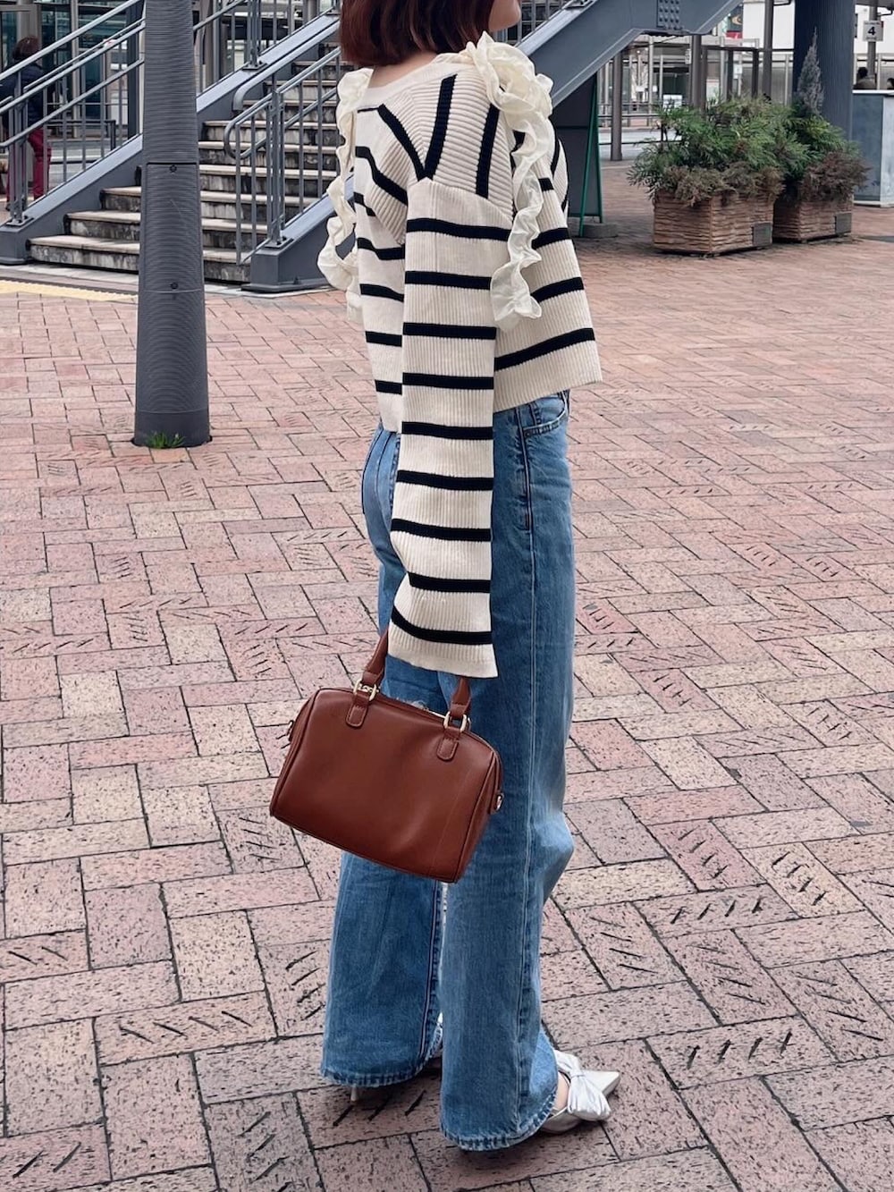 ホワイト系のカーディガン/ボレロ、ホワイト系のその他トップス、ブラウン系のボストンバッグを着用したレディースの冬コーディネートの3枚目の写真