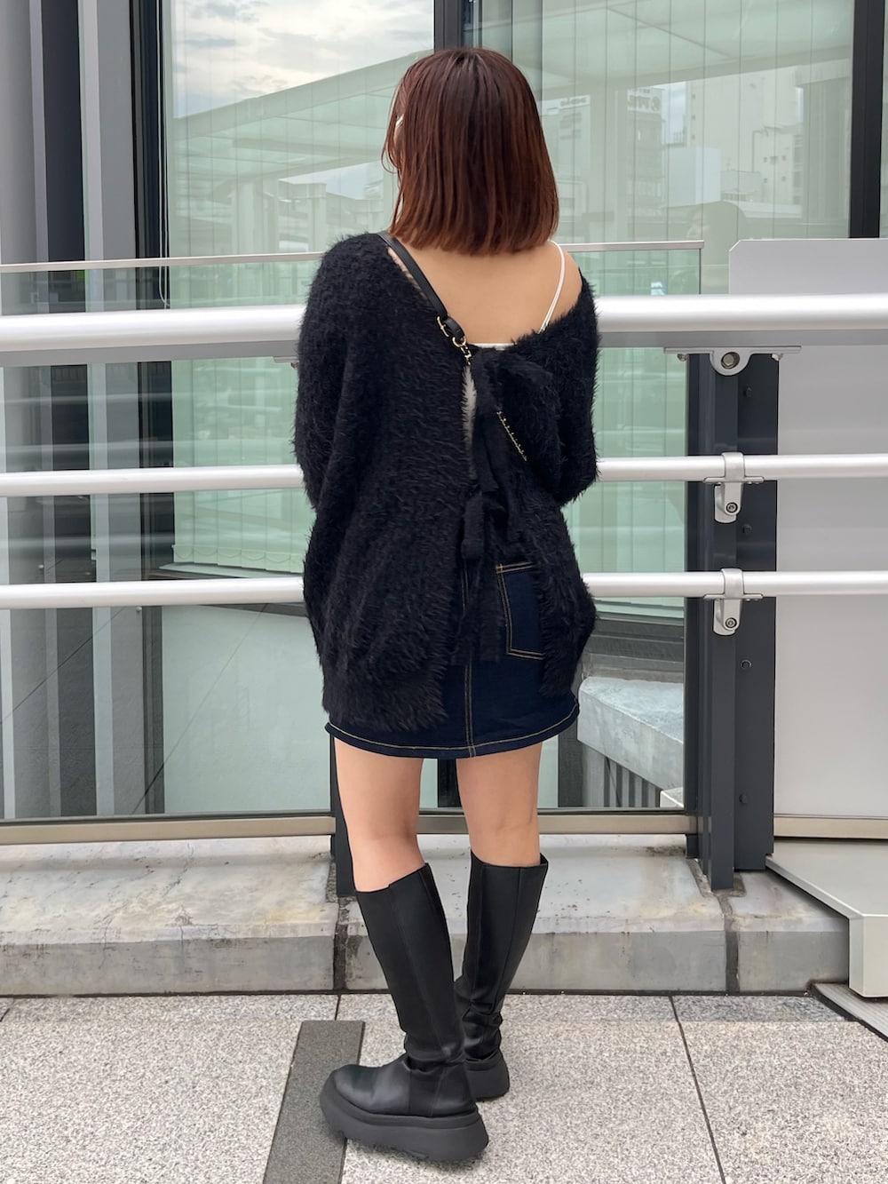 ブラック系のカーディガン/ボレロを着用したレディースの秋コーディネートの3枚目の写真