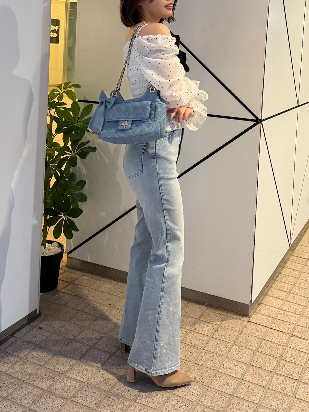 ブルー系のデニムパンツ、その他のシャツ/ブラウス、ブルー系のショルダーバッグを着用したレディースの春コーディネートの2枚目の写真