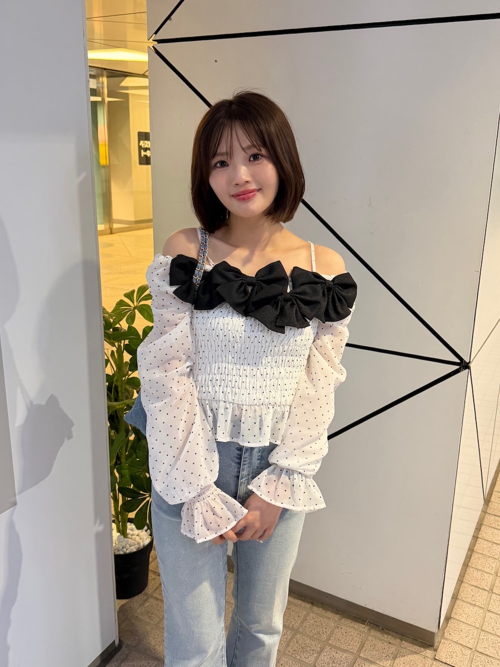 ブルー系のデニムパンツ、その他のシャツ/ブラウス、ブルー系のショルダーバッグを着用したレディースの春コーディネートの3枚目の写真