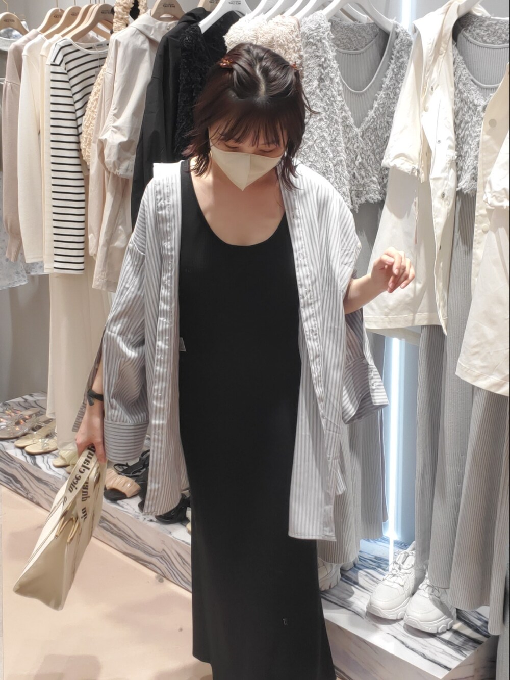 「カジュアルコーデ、大人カジュアル、#春コーデ、大人女子、大人コーデ、ゆるコーデ、ワンピース、シャツスタイル、シャツ、ブラック、ブラックコーデ、シャツコーデ、羽織り、着回しコーデ、着まわしコーデ」｜「one after another NICE CLAUPの【先行販売】マルチウェイセットワンピース（ワンピース、ブラック系）」を使った、尾上綾乃さん（レディース・156cm）の春コーディネートの2枚目の写真