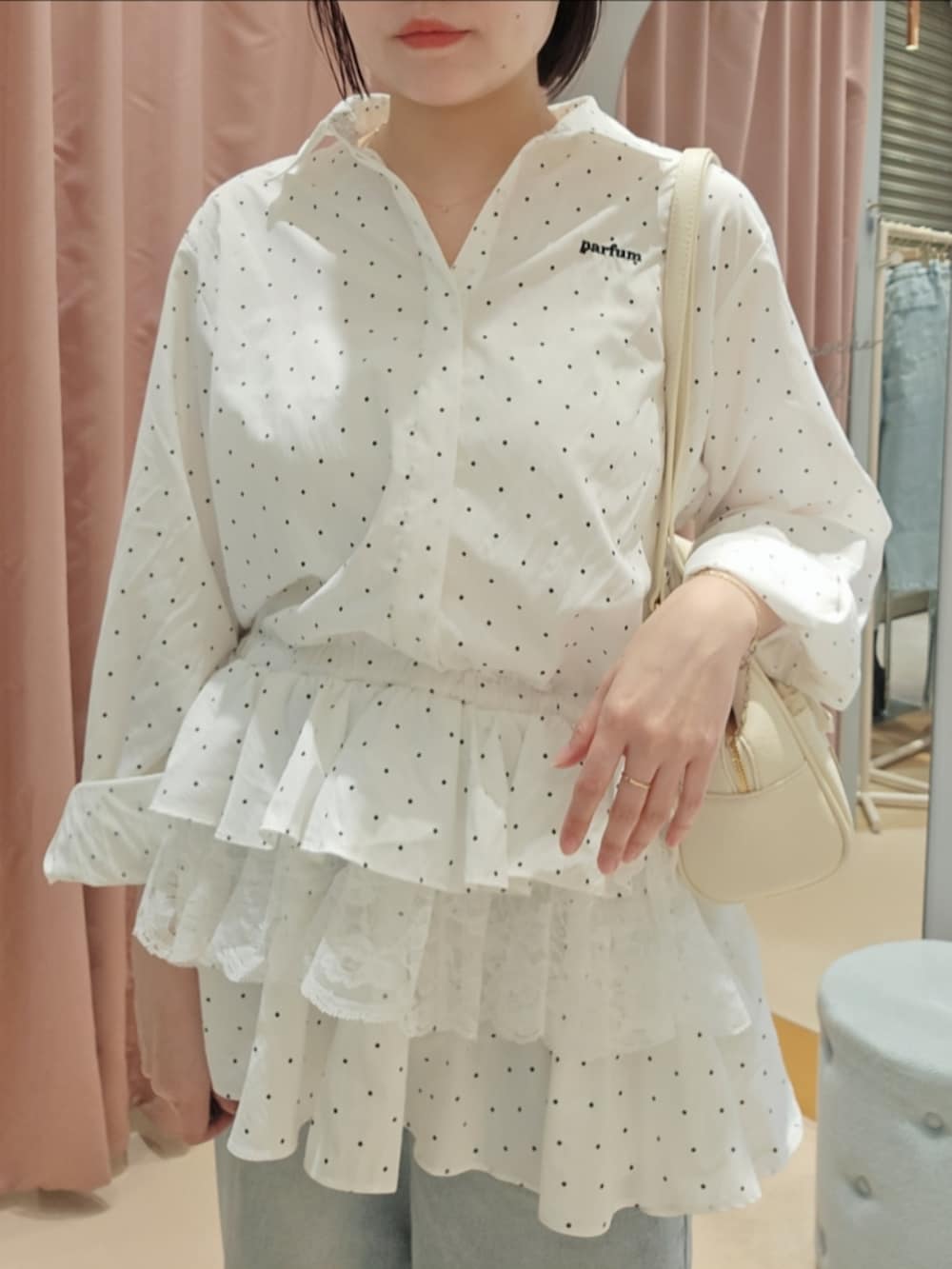 ホワイト系のボストンバッグ、ホワイト系のスニーカー、ブルー系のデニムパンツを着用したレディースの春コーディネートの5枚目の写真